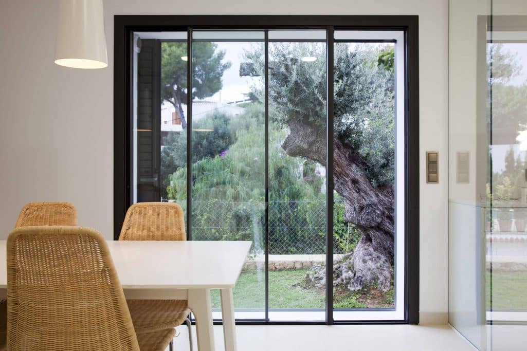 aïr 20sl sliding door in a large room