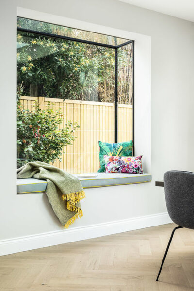 picture of living room with oriel window and window seat