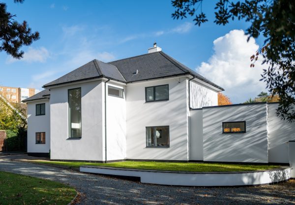 a street view of a modern suburban style house with schüco aws 80 sc windows.