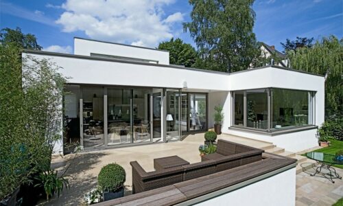 schüco aws 75 pd.si panorama design windows in a contemporary white house.