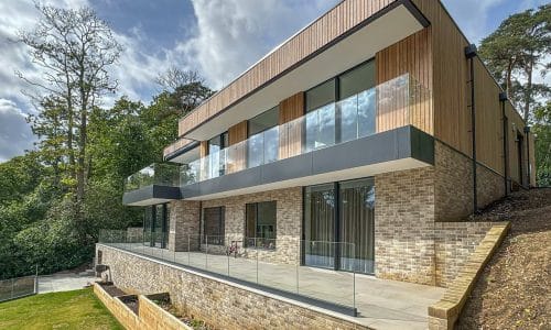 alumil aluminium s700 sliding doors in a contemporary surrey house