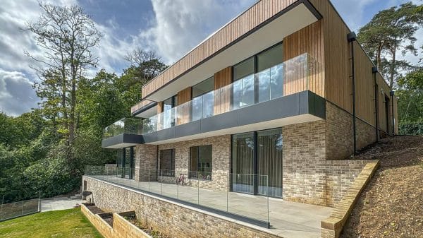 alumil aluminium s700 sliding doors in a contemporary surrey house