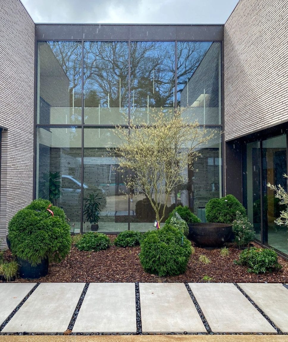 alumil curtain walling in a contemporary surrrey house to create a glazed link